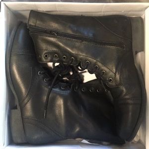 LIKE NEW Steve Madden combat boot in Black Sz10